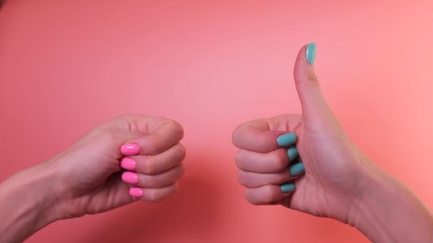 Renkli Tırnaklı Kadınların Elleri Pembe Arka Plan Üzerinde Beyin Canlandırıcı — Stok video