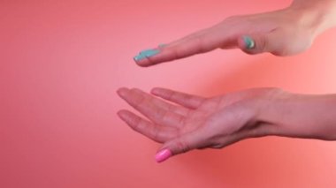 Kadınların el çırpışları, kutlama ve alkış sesleri. Pembe arka planda el hareketi 