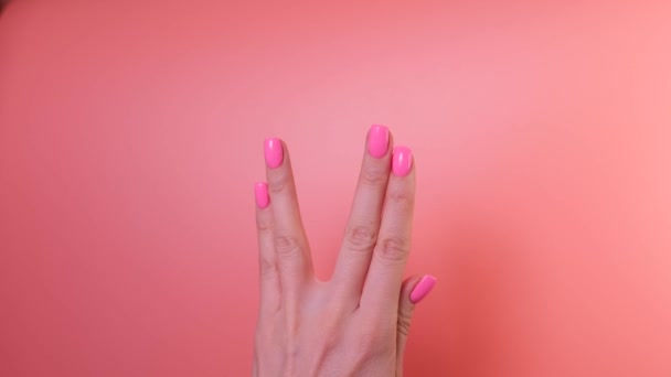 Крупный План Женской Руки Красочными Ногтями Выполняющими Стимулирующие Упражнения Рук — стоковое видео