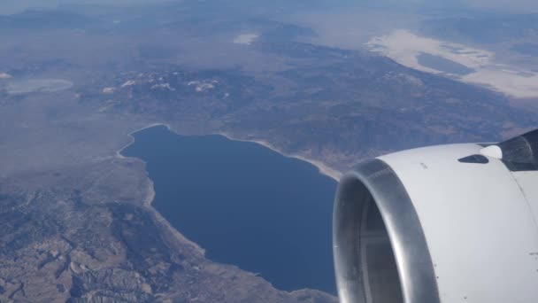 飛行機の窓からの眺め タービンの閉鎖 トルコのブルドゥール上空を飛ぶ — ストック動画