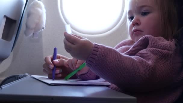 엄마와 비행기를 그림을 그리는 자녀들 비행기를 여행하는 — 비디오
