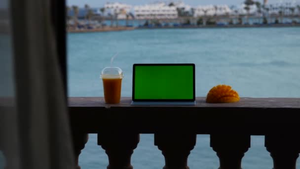Tableta Con Pantalla Verde Balcón Con Vistas Mar Trabajo Mientras — Vídeos de Stock