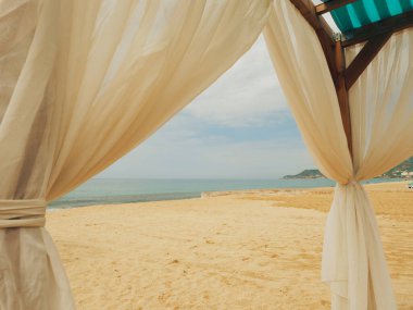 Tahta şezlong. Tatilde tropik dinlenme konsepti. Rahatlatıcı atmosfer