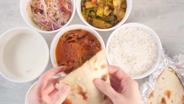 Τρώγοντας Ινδική Thali Σερβίρεται Ένα Λευκό Take Away Χάρτινα Φλιτζάνια — Αρχείο Βίντεο