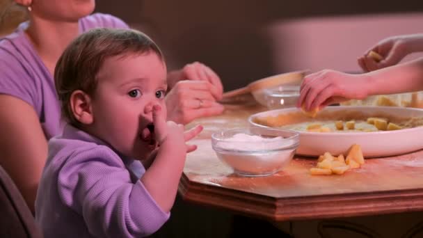 小女孩在舔她的糖手指 在厨房和家人一起做饭 小助手 — 图库视频影像