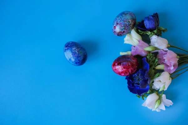 Hermoso Ramo Flores Primavera Huevos Pascua Sobre Fondo Azul Vista — Foto de Stock