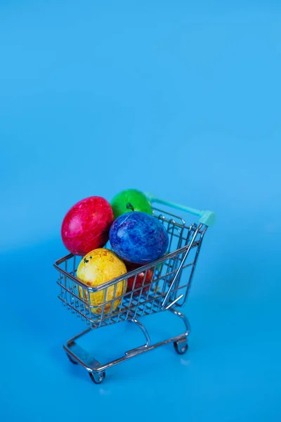 Happy Easter Concept Easter Eggs Shopping Cart Blue Background Easter — Stock Photo, Image