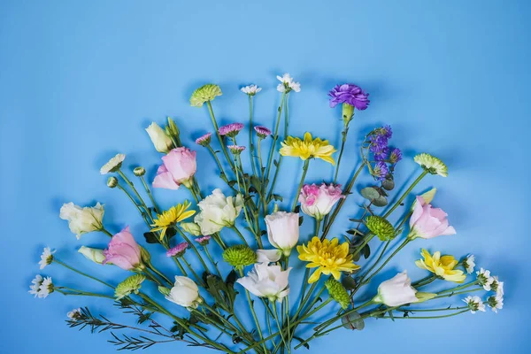 Bellissimo Bouquet Estivo Colorato Fiori Separati Sfondo Blu Fiori Freschi — Foto Stock