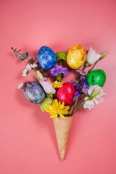 Bellissimo Bouquet Fiori Primaverili Uova Pasqua Cono Gelato Sfondo Rosa — Foto Stock