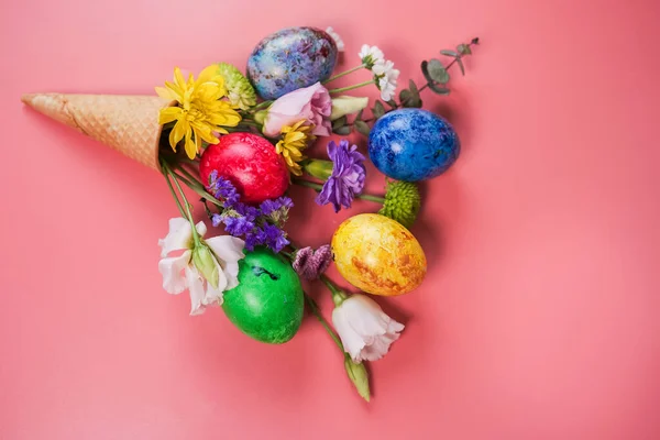 Bellissimo Bouquet Fiori Primaverili Uova Pasqua Cono Gelato Sfondo Rosa — Foto Stock
