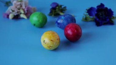 Mavi arka planda dönen renkli yumurtalar. Mutlu Paskalyalar