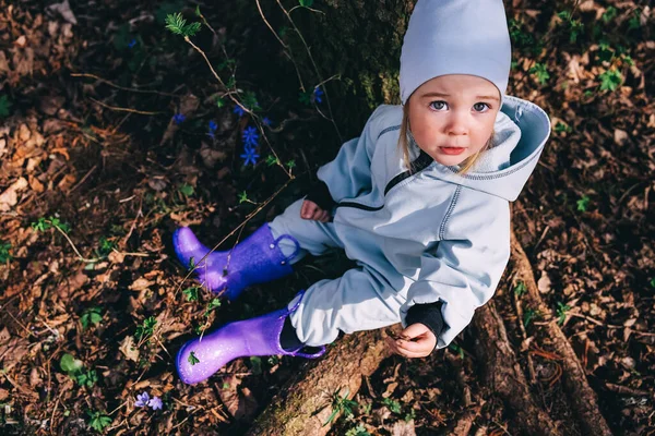 Menekşe Çizmeli Mavi Üniformalı Küçük Bir Kız Bahar Ormanındaki Ağacın — Stok fotoğraf