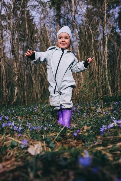 Klein Meisje Violette Laarzen Blauwe Overall Wandelen Het Voorjaar Bos — Stockfoto