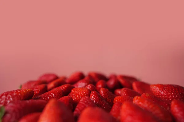 ピンクの背景にプレート上においしい大きな熟した赤いイチゴ 春と夏の果物 — ストック写真