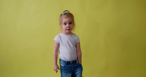 Chica Positiva Años Medio Camiseta Blanca Pantalones Vaqueros Pie Sobre — Vídeo de stock