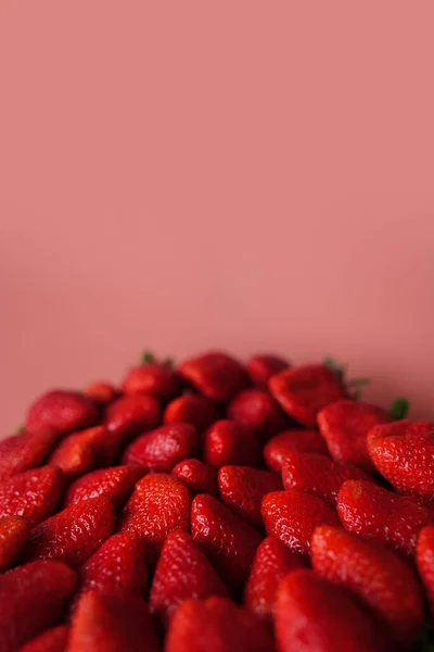 ピンクの背景にプレート上においしい大きな熟した赤いイチゴ 春と夏の果物 — ストック写真