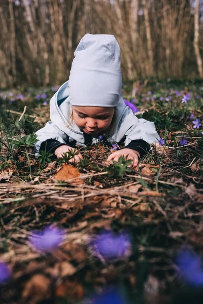Klein Meisje Violette Laarzen Blauwe Overall Liggend Grond Het Voorjaar — Stockfoto