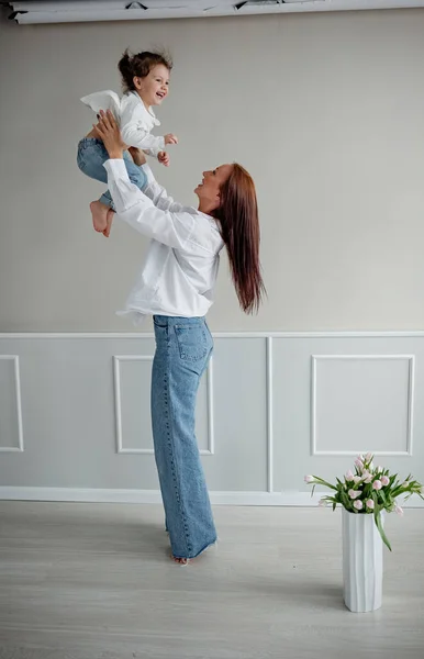 Feliz Jovem Mãe Brincando Com Seu Filho Menina Levantá Mãe — Fotografia de Stock