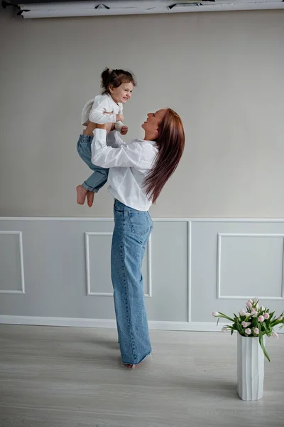 Glückliche Junge Mutter Spielt Mit Ihrem Kleinen Mädchen Das Sie — Stockfoto