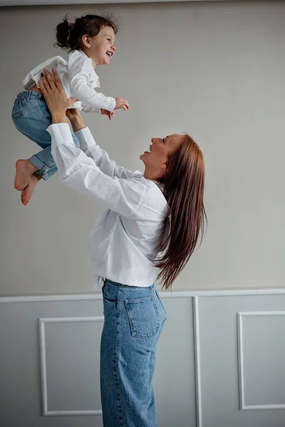 Feliz Jovem Mãe Brincando Com Seu Filho Menina Levantá Mãe — Fotografia de Stock