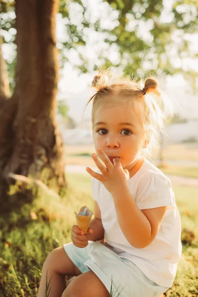 Adorable Years Old Girl Eating Ice Cream Outdoors Park Summer — Fotografia de Stock