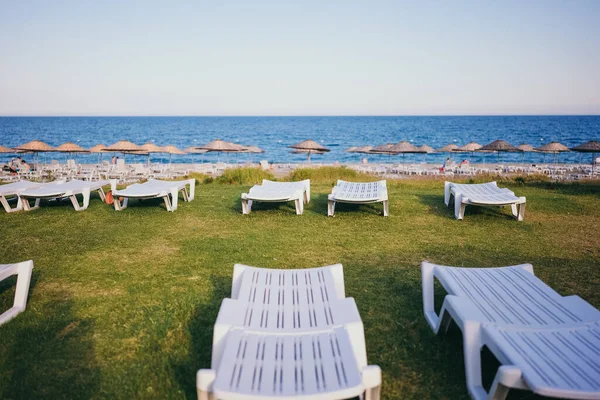 Puste Leżaki Wczesnym Rankiem Trawie Camyuva Antalya Turcja Wakacje Letnie — Zdjęcie stockowe