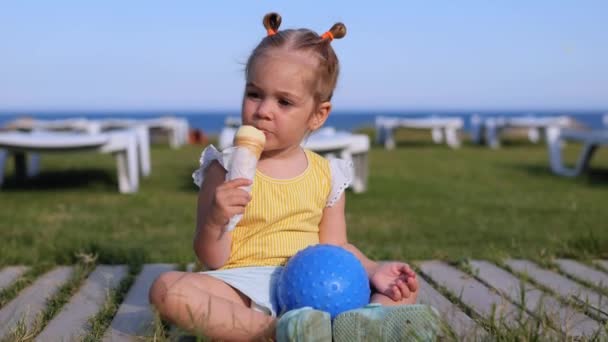 Adorable Years Old Girl Eating Ice Cream Outdoors Park Summer — Vídeo de stock
