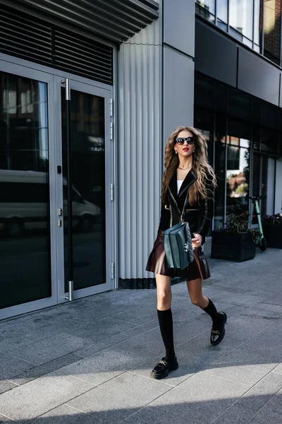 Fashionable Young Business Woman Black Jacket Wearing Dark Sunglasses Walking — Stock Photo, Image