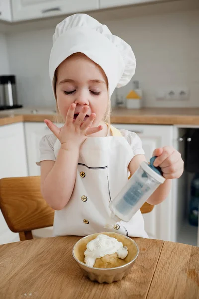 Urocza Dziewczyna Kapeluszu Szefa Kuchni Fartuchy Przygotowujące Ciasto Kuchni Dziecko — Zdjęcie stockowe