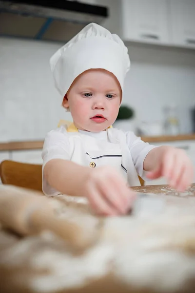 Uroczy Chłopiec Kapeluszu Szefa Kuchni Fartuchu Przygotowujący Ciasteczka Kuchni Młody — Zdjęcie stockowe