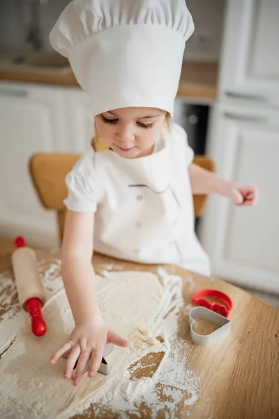 Menina Adorável Chapéu Chef Avental Preparar Biscoitos Cozinha Jovem Ajudante — Fotografia de Stock