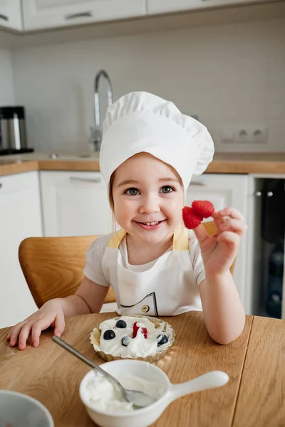 Adorável Menina Anos Chapéu Chefs Avental Coloca Preparar Delicioso Bolo — Fotografia de Stock