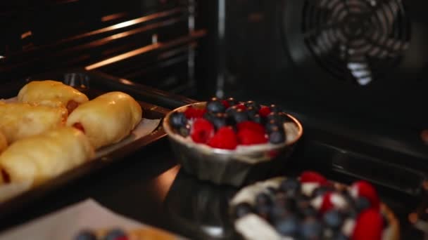 Eldivenleri Pişiren Kadın Bir Tepsi Çiğ Çilekli Kek Sosisli Turtayı — Stok video