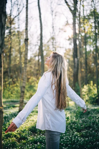 春の森の中で新鮮な空気を楽しむオープンアームで立って若い女性のリアビュー 自然を楽しむ 自由の概念 — ストック写真