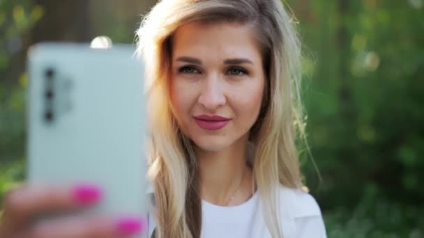 Mladá Usměvavá Žena Blond Dlouhými Vlasy Dělá Selfie Pomocí Mobilního — Stock video