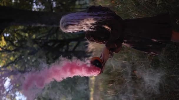드레스를 속에서 분홍색 연기가 호박을 아름다운 할로윈 아름다운 — 비디오