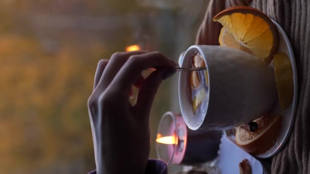 Γυναίκα Χέρι Ανάμειξη Τσάι Εσπεριδοειδή Κουτάλι Φρούτα Στροβιλίζονται Στο Κύπελλο — Αρχείο Βίντεο