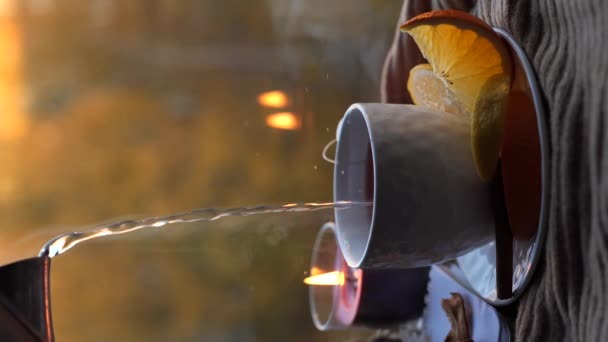 Гаряча Вода Наливає Чашку Чайним Пакетом Затишний Осінній Фон Будинку — стокове відео