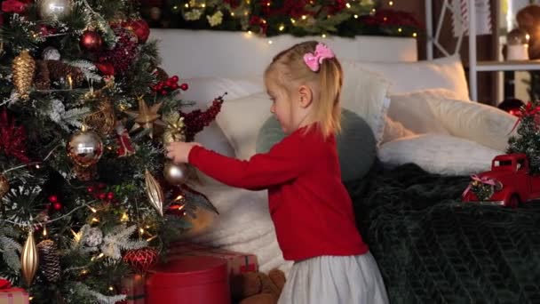 Schattig Twee Jaar Oud Peuter Meisje Rode Trui Versieren Kerstboom — Stockvideo