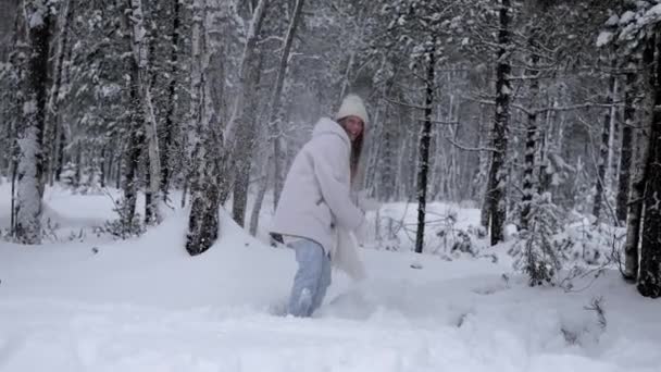 Cameraman Playing Snowballs Beautiful Young Woman Warm White Woolen Jacket — Αρχείο Βίντεο