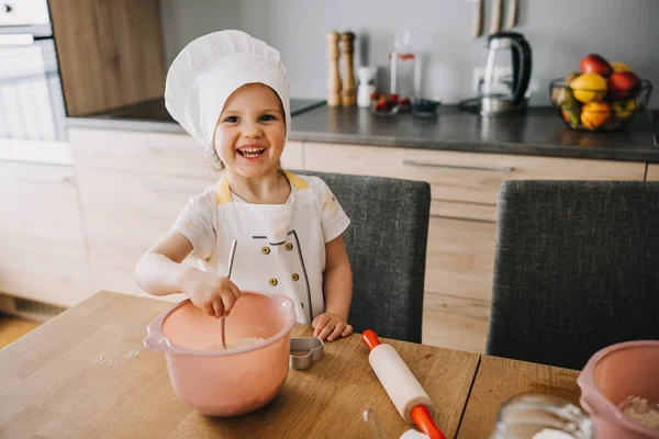 Uroczy Uśmiech Letnia Dziewczyna Kapeluszu Kucharzy Fartuch Gotowania Kuchni Zainteresowania — Zdjęcie stockowe