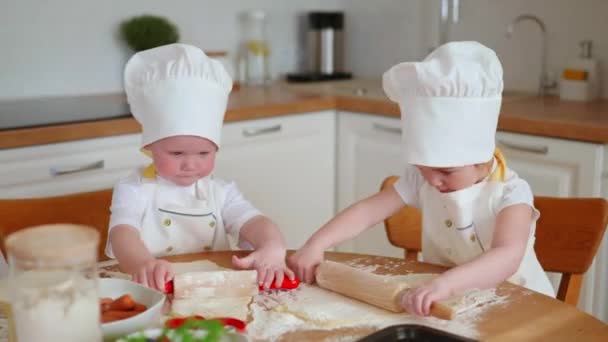 Sevimli Yaşındaki Erkek Kız Aşçı Şapkalı Önlüklü Mutfakta Hamur Işi — Stok video