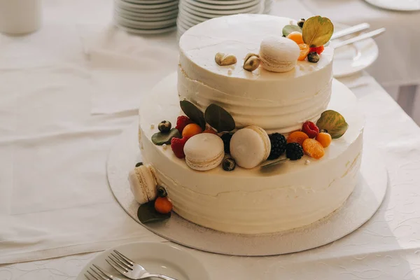 在自助餐桌上的婚礼蛋糕和金银花水果 婚宴当天时间 — 图库照片