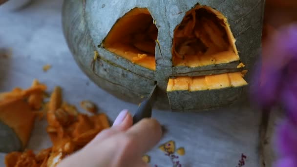 Vrouw Bereidt Halloween Decoraties Voor Snijdt Vensterbanken Pompoen Mooie Herfstlantaarn — Stockvideo