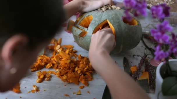 准备秋天装饰的女人 从南瓜中取出所有的纸浆 用南瓜做美丽的秋天灯笼 第7步 — 图库视频影像