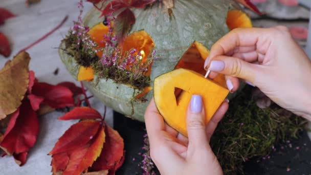 Mulher Preparando Decorações Outono Coloque Porta Casa Abóbora Usando Palitos — Vídeo de Stock