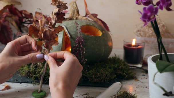 Vrouw Voorbereiding Herfst Decoraties Maak Boom Van Takken Bladeren Zet — Stockvideo