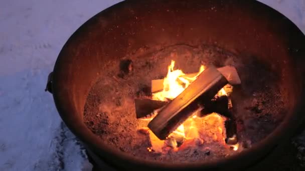 Poço Fogo Ferro Fogo Ardente Livre Inverno Nevado — Vídeo de Stock
