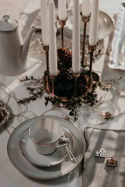 Christmas Table Setting Cups Teapot Candles Glasses Served White Tablecloth — Stock Photo, Image