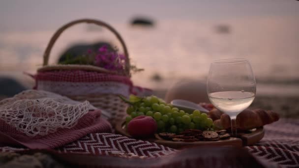 Menuangkan Anggur Putih Dalam Gelas Piknik Musim Panas Yang Indah — Stok Video